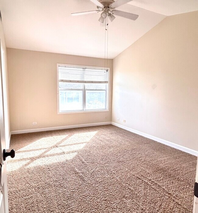 Building Photo - 988 Sheridan Cir
