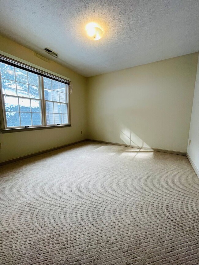 Building Photo - Townhouse for Rent on Emerald Drive