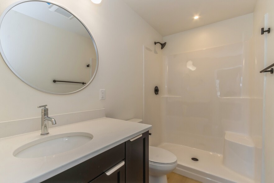 Building Photo - 421 C Ave NW