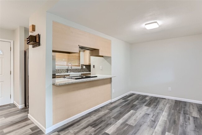 Building Photo - Charming 3 Bedroom 2 Bath Townhome In Aurora!