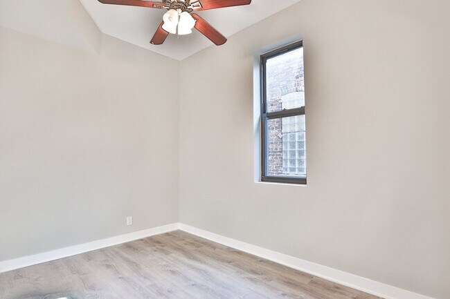 Building Photo - HUGE 5BED/2 bath in Wicker Park! Designer ...