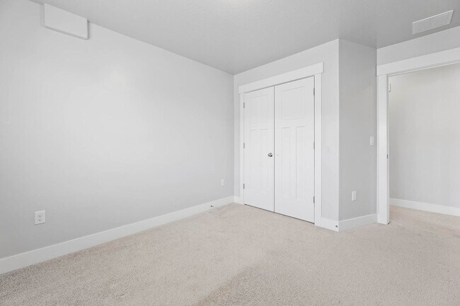 Building Photo - 6 Bedroom 3.5 Bathroom House in Saratoga Springs!