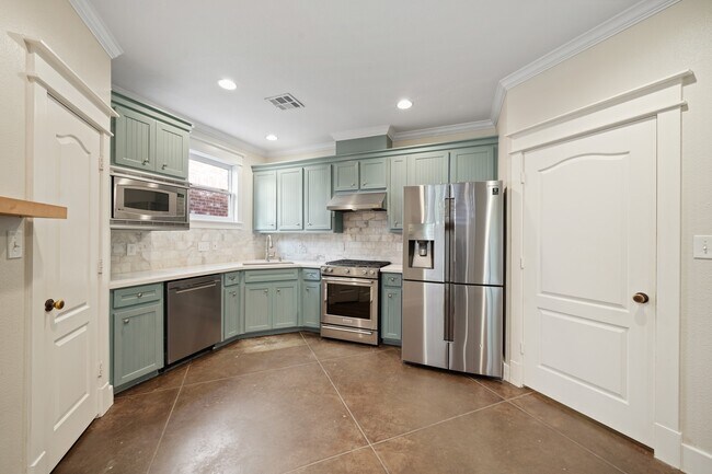 Building Photo - 513 W 22nd St