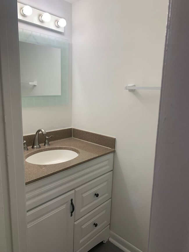 Building Photo - 2 Story, 3 bedroom, 1.5 bath Townhome in Glen Burnie