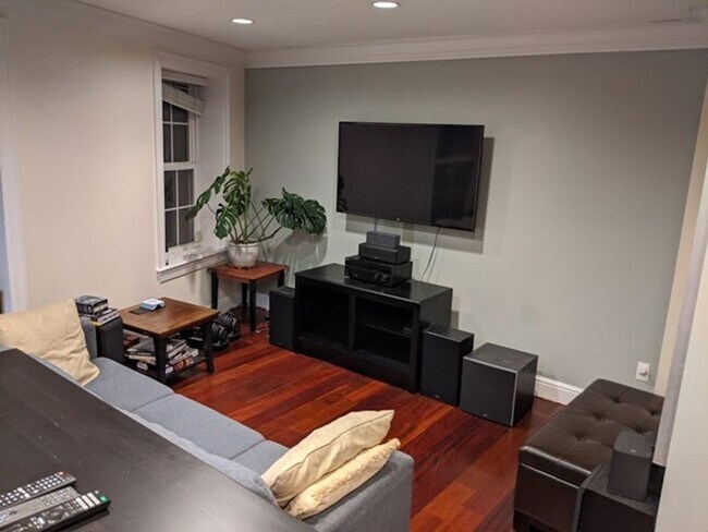 Building Photo - SEPTEMBER 1 North End 2 bedroom