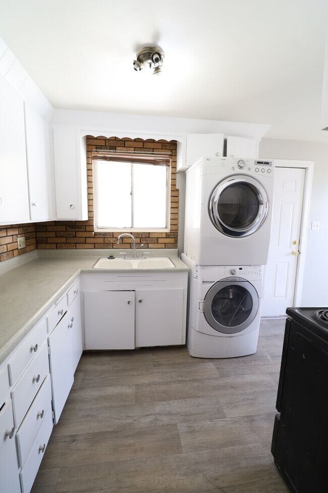 Building Photo - 565 E 200 N