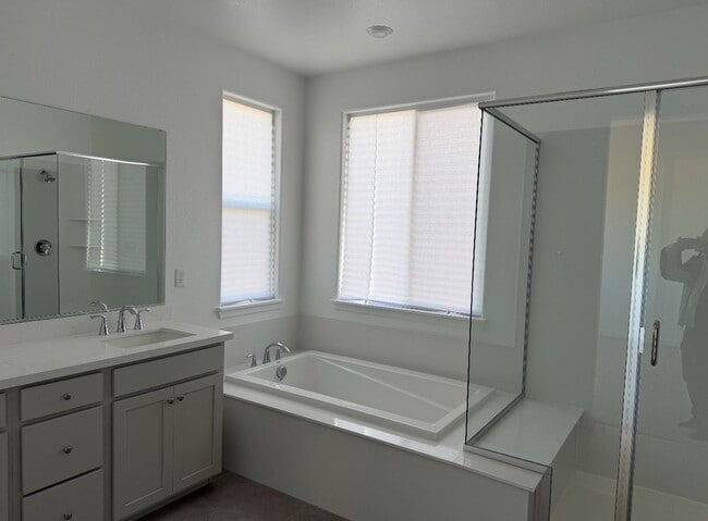 Building Photo - Beautiful Northlake 4 BED 3.5 BATH