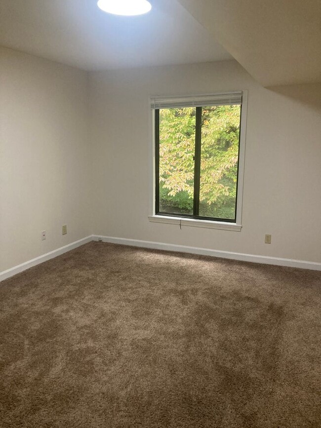 Building Photo - 1502 Benjamin Pkwy