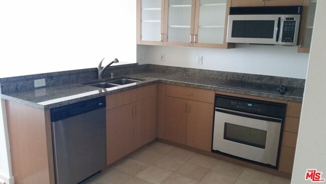 Building Photo - 13700 Marina Pointe Dr