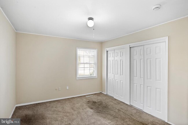 Building Photo - 15 Gallant Ln