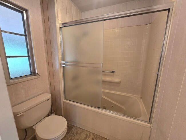 Building Photo - Light and Airy 2 Bedroom 2 Bath In Heather Glen Estates