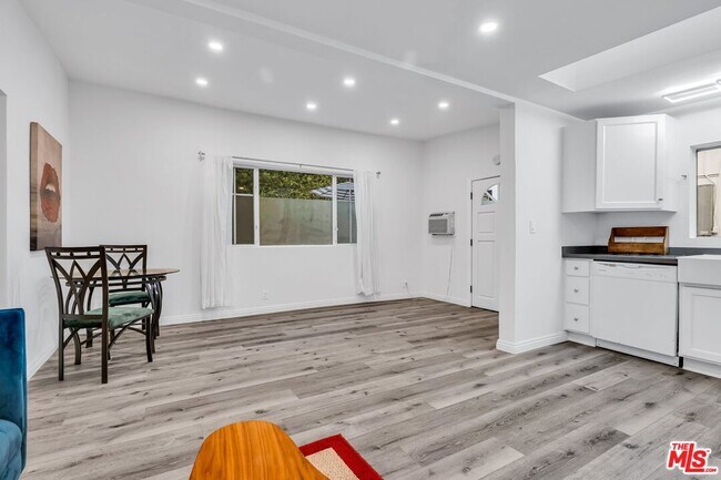 Building Photo - 653 N W Knoll Dr