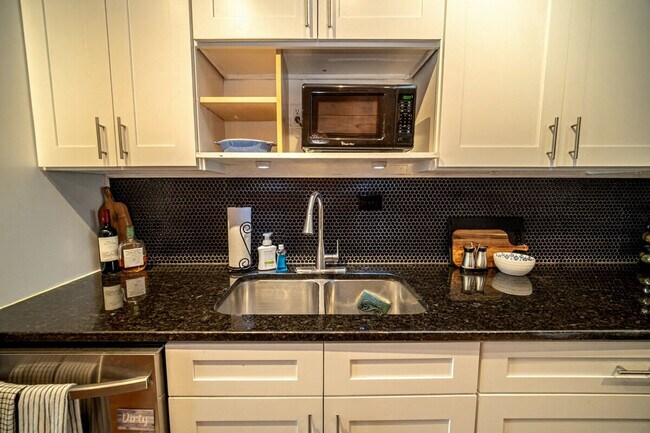 Building Photo - 309 King William St