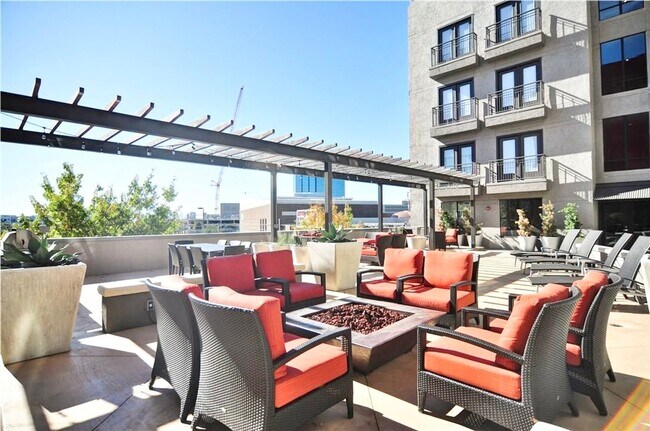 Building Photo - Sun Soaked Penthouse in Dallas