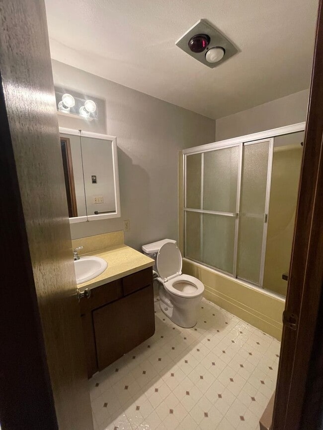 Building Photo - Cute 2 bed 1 bath apartment in nice neighb...