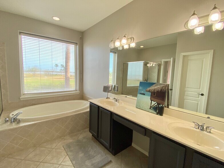 Building Photo - 9 Harbor Town