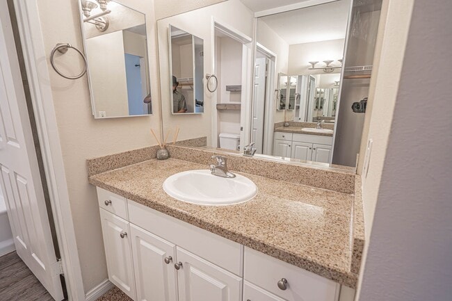 Building Photo - Warner Center 1 Bedroom Condo for Rent in Woodland Hills!