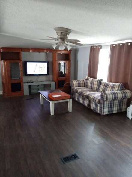 Building Photo - 881 Whaler Pl