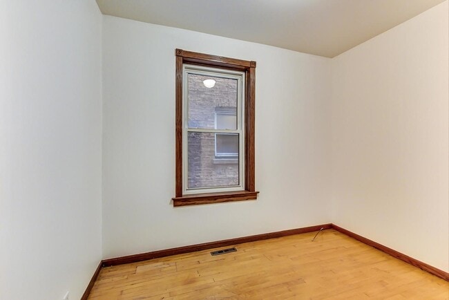 Building Photo - 3515 N Wilton Ave
