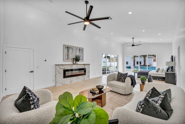 Building Photo - Meticulously renovated single-story contem...