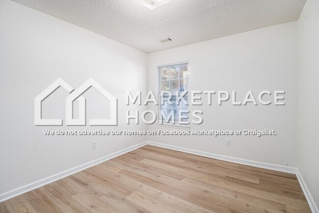 Building Photo - 10143 Deep Creek Dr