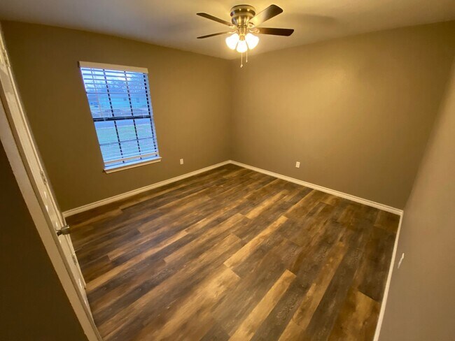 Building Photo - 3 Bedroom Home is Ennis!