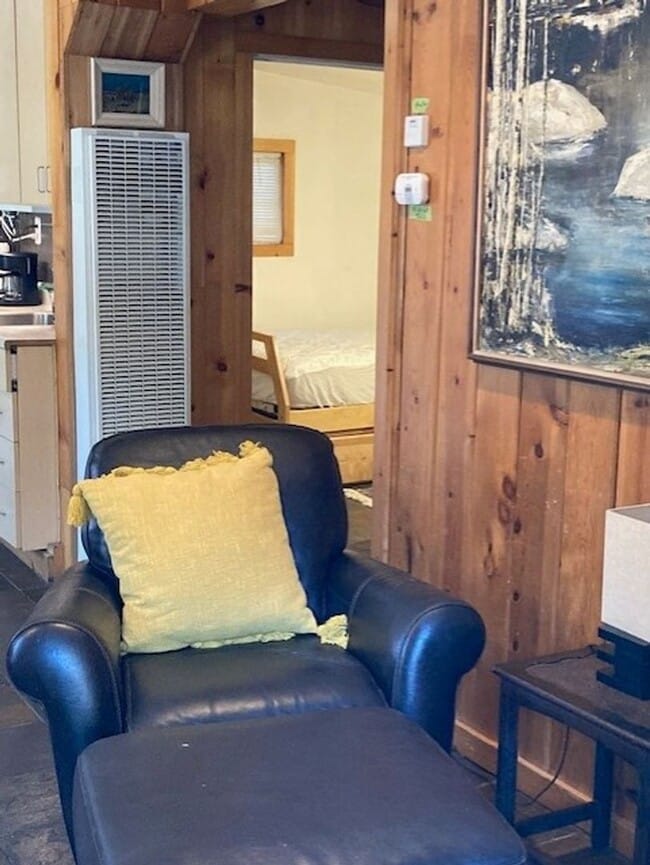 Building Photo - *Small Cozy Furnished Cabin*