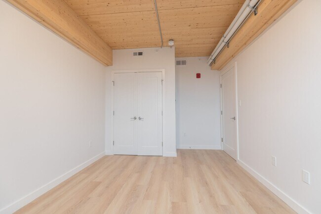 Building Photo - 19 E Lenox St
