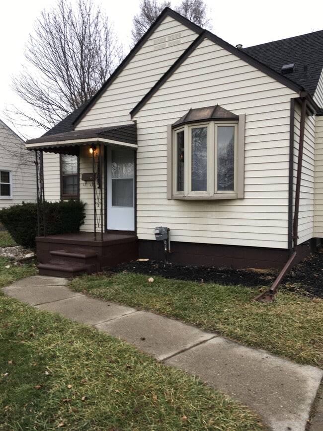 Building Photo - 3 Bedroom Bungalow in Eastpointe, MI - Sec. 8 OK