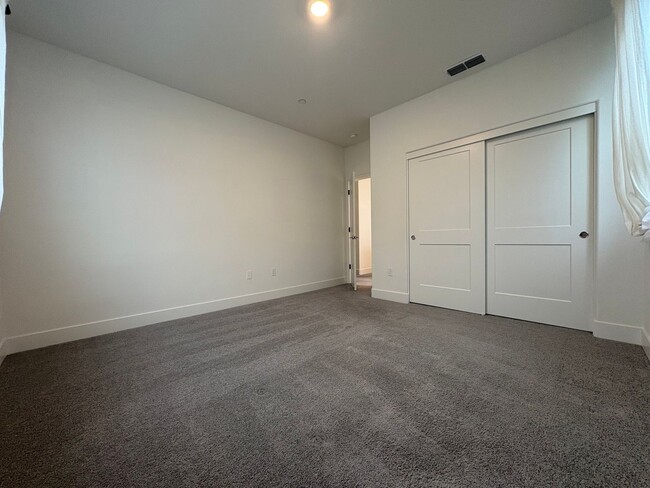 Building Photo - Beautiful 4 Bedroom 2.5 bath Home In Oakley with Solar