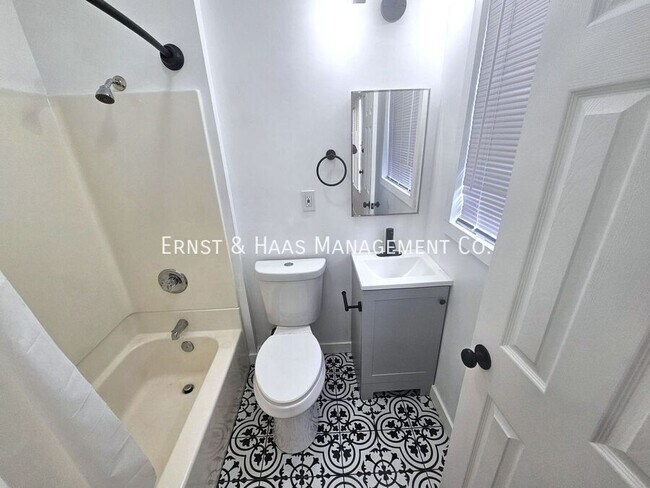 Building Photo - 1306 E Hellman St