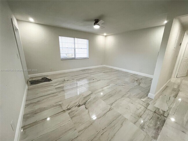 Building Photo - 8011 NW 44th Ct