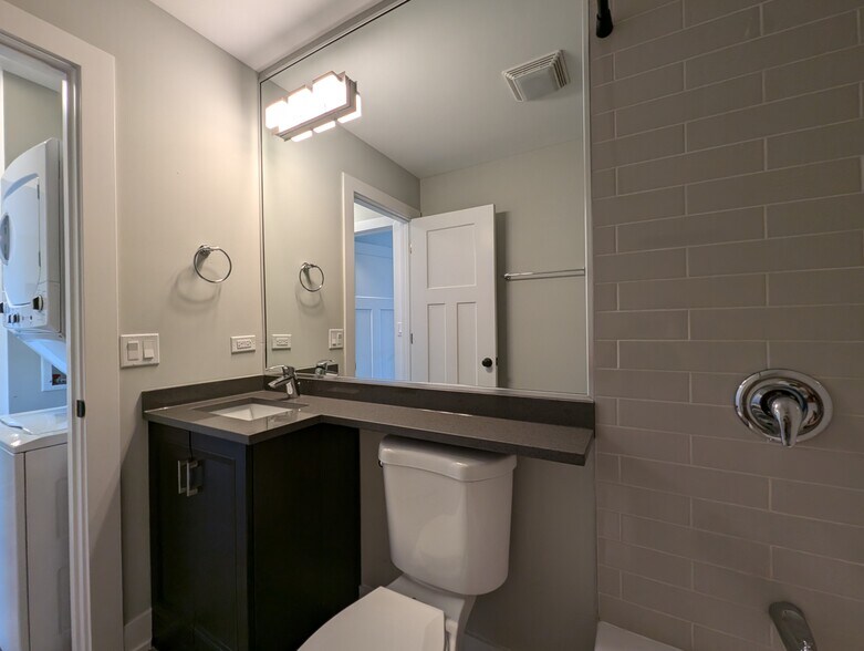 Building Photo - 542 W Surf St