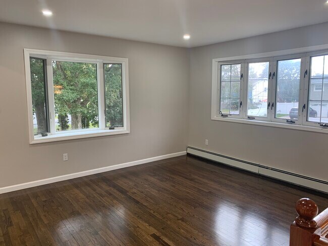 Building Photo - 573 Spur Dr N