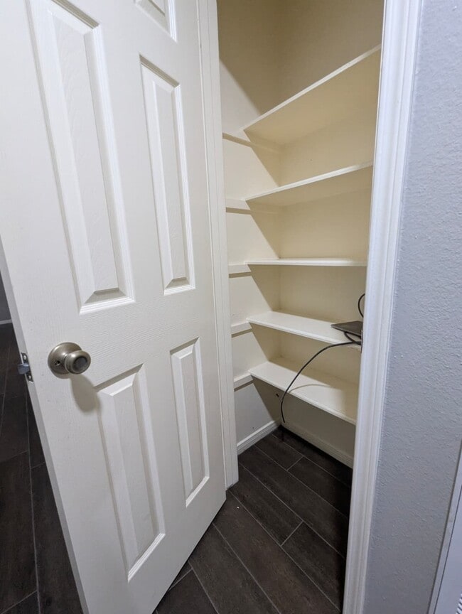 Building Photo - 827 Coral Tree Pl