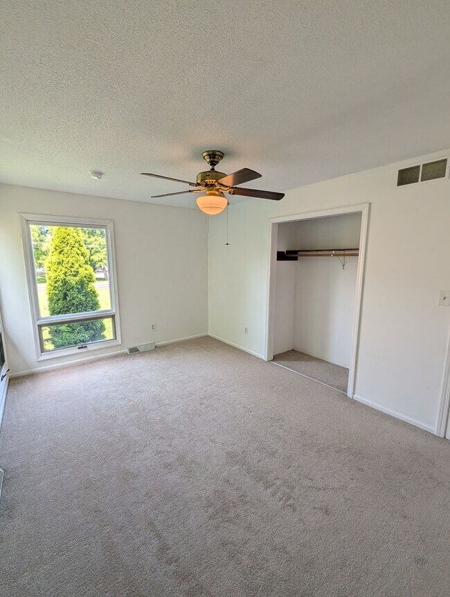 Building Photo - 3 Bedroom Home - Walking distance to Fairview Elementary - Desirable Location!