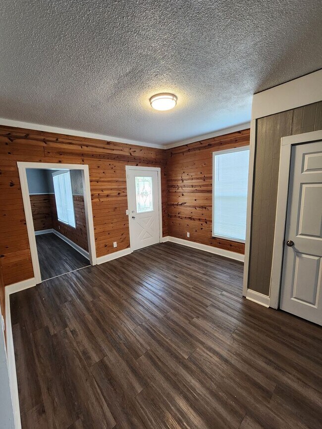 Building Photo - 4 Bedroom 1 bath