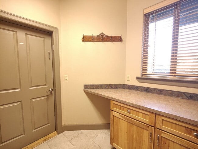 Building Photo - Single Level 4 Bedroom 3 Bath Beauty