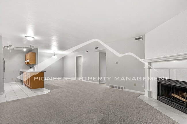 Building Photo - Great Condo with Central AC and Community Pool!
