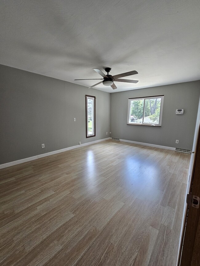 Building Photo - 414 E Omer Ave