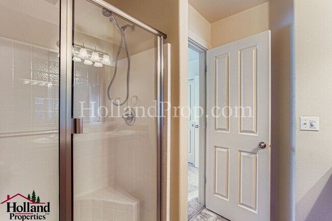 Building Photo - Lovely 3-Level Townhouse in great Hillsbor...