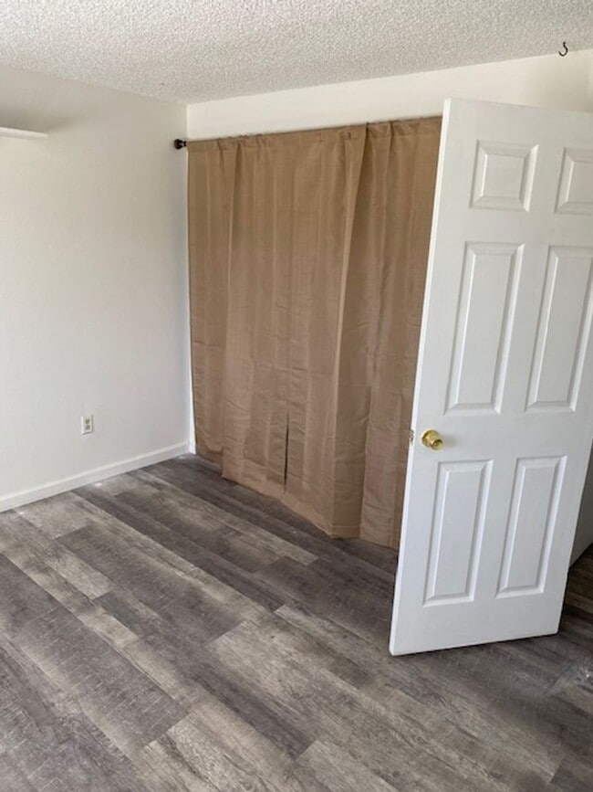 Building Photo - Spacious home on Large Lot