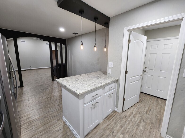 Building Photo - 5813 Briargrove Dr