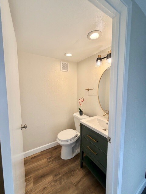 Building Photo - 1635 E Cypress St