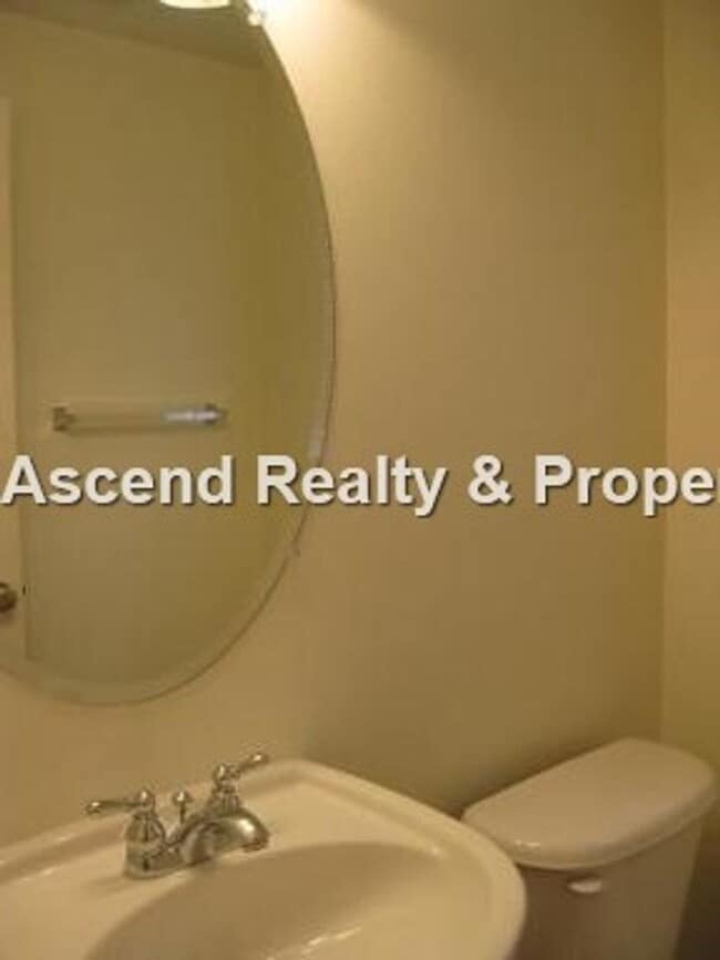 Building Photo - Sexton Crest Townhome Open Floor Plan 2 Ca...