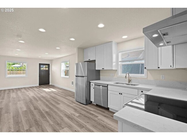 Building Photo - GPM657 - SE Raymond Ct. (T1)