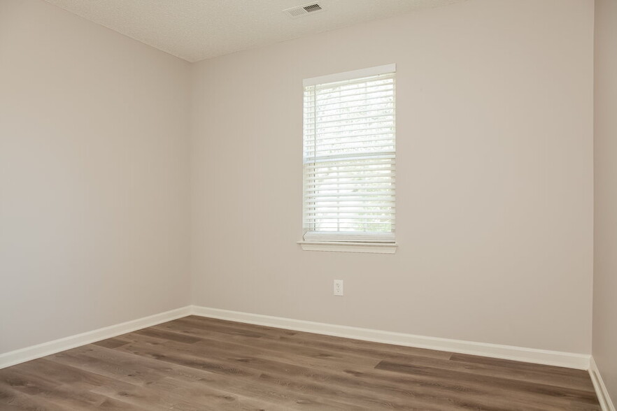 Building Photo - 6004 Shining Oak Ln