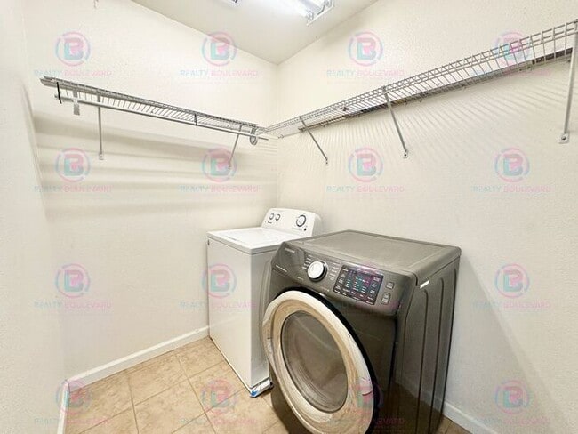 Building Photo - Spacious 4-Bedroom 3 Bath, 3 Car Garage Home with Loft, Living Room and Family Room Outdoor Kitch...