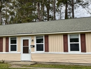 Building Photo - Charming two bedroom one bath duplex that is centrally located! Just minutes from area bases, sho...