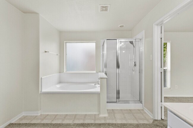 Building Photo - Open Living, Great Layout, Prime Location